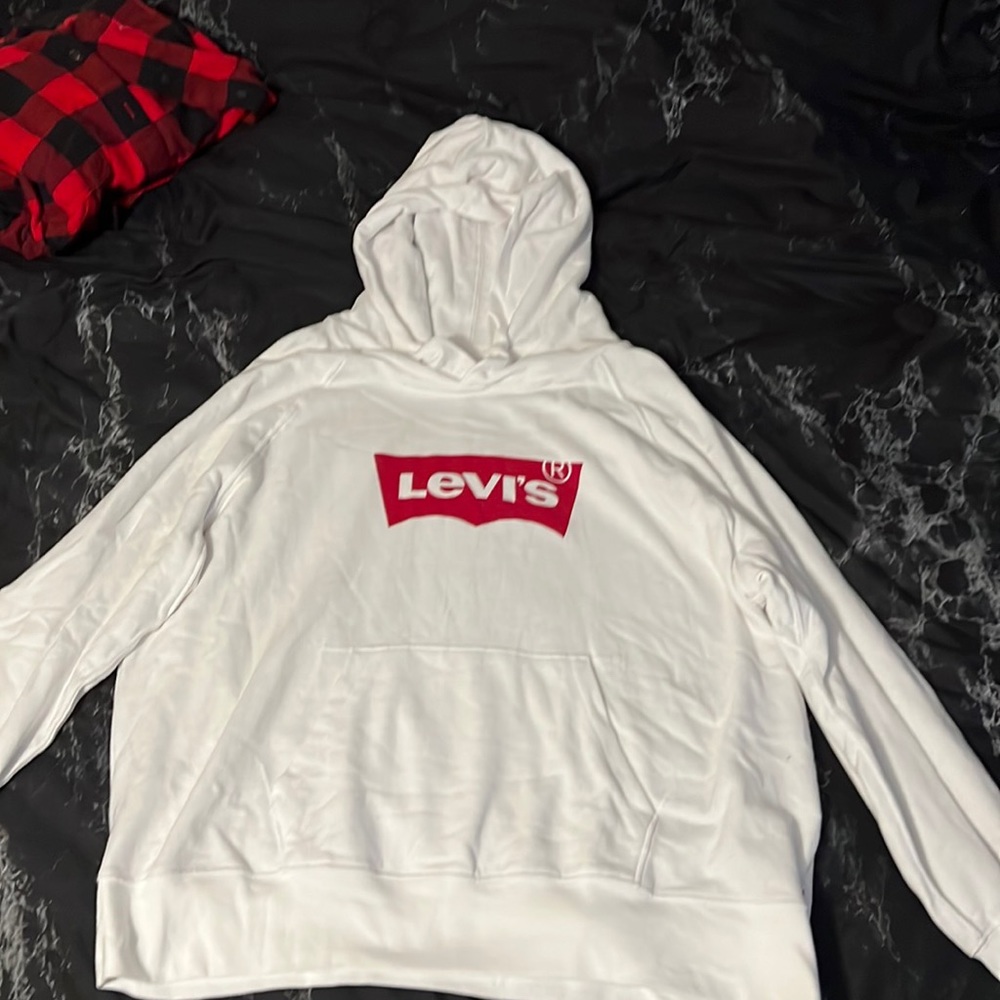 Levi’s white hooded sweatshirt